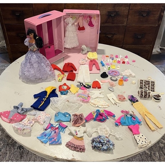 Vintage 80s Barbie Doll Lot Clothing Acessories Closet Case 1989 Trunk Brunette - Picture 2 of 16